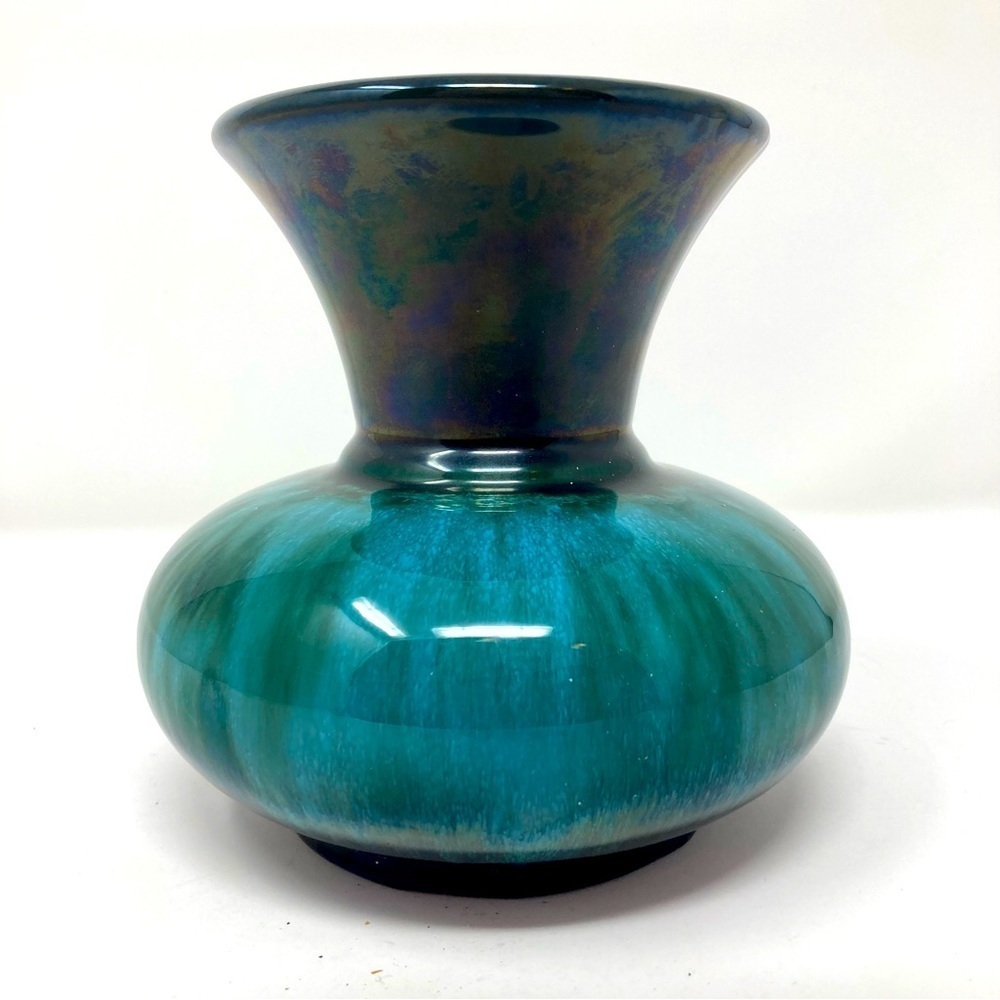 Vintage Blue Mountain Pottery vase. - Picture 5 of 10